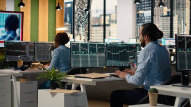 Ofisteki tüccarlar, Black Swan etkinliğinin küresel finansmanı sarsarak müşterileri para çekmeye çağırdığı televizyon yayınını takip ediyorlar. Endişeli yatırımcılar ayı pazarı krizinden kaynaklanan portföy değer kaybı görüyorlar