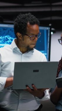 Dikey video teknolojisi ajansı iş arkadaşları gece geç saatlerde yapay zeka performansını optimize etmek için işbirliği yapıyorlar. Yazılım geliştiricileri hata ayıklama, analiz etme, kamera B için aygıtlar üzerinde makine öğrenme kullanırlar.