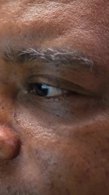 Silikon Vadisi şirketinin AI ile geliştirdiği uygulamaların dikey videosu. Sorunları çözmek için yapay zeka kullanan, hata ayıklama uygulamaları kullanan bilişim uzmanı, kamera B