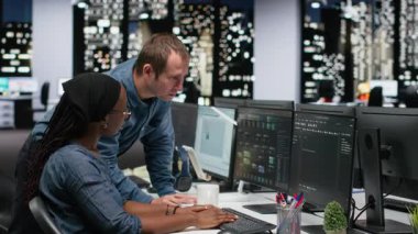 AI betikleri kullanarak intörn otomatikleştirme mobil uygulama geliştirme görevlerinde yönetici asistanı. Denetçi, stajyerin yapay zekayı kullanarak uzun metrajlı uygulamayı hızlandırmasına yardımcı olur, kamera B