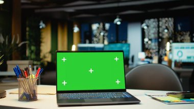 Krom anahtar ekranlı, modern bir organizasyonda boş bir toplantı odası, dijital ekranlarda tahminler. Profesyonel şirket alanı iş planlaması ve yönetim vizyonu, büyüme stratejisini temsil eder.