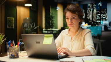 Şirket yöneticisi şirket için bir sunum hazırlıyor ve planlama hedefleri belirliyor, karanlık ofiste saatler sonra görevleri çözüyor. Yönetici görüşü, bütçeleme ve hedeflere odaklandı. Kamera A.