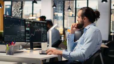 Portföy yöneticisi pazar eğilimlerini yatırım stratejilerini iyileştirmek ve getirileri artırmak için analiz eder. Finans uzmanı yeni yatırım olanaklarını belirlemek için performans ölçümlerini izliyor