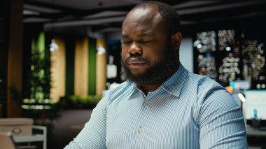 Yorgun erkek işçi gece geç saatte ofiste uykulu, yoğun iş yoğunluğu nedeniyle zihinsel bulanıklık ve yorgunluk yaşıyor. Huzursuz ve gergin bir adam..