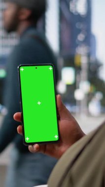 Dikey video dikey yeşil ekran, çeşitli yayaların kesişme, dinamik şehir hareketi, modern kültür ve aktif sokak hayatı boyunca aktığı grubun yanında tutulan siyah kadın tarafından çekilmiştir.