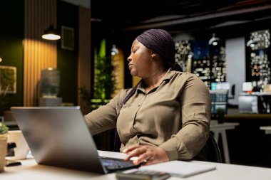 Genel müdür saatler sonra evrim için hedefleri ve gündemi belirliyor, organizasyon için hedefler planlıyor ve bir sunum için belgelendiriyor. Uzun vadeli geliştirmeyi destekle.