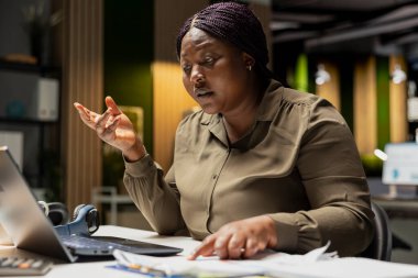 Yatırımcılarla uzaktan görüşme çağrısına cevap veren iş kadını, ortaklar arasındaki bağlantıya katılırken gülümsüyor. Ağ oluşturmaya uygunluk ve özen.