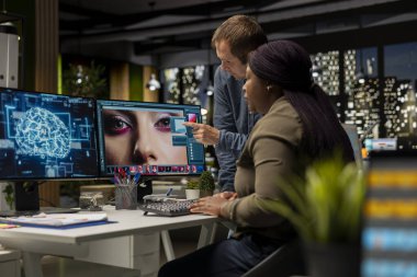 Çeşitli fotoğraf düzenleme ekibi, çevrimiçi olarak yeni fotoğraf içeriği geliştirme, makine öğrenme ve düzenleme için sinirsel ağlar kullanır. Dijital yazılım ve yapay zeka kullanan profesyonel tasarımcılar.