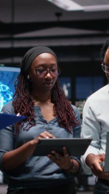 Dikey video teknolojisi yeni iş arkadaşları ofiste performansı optimize etmenin yollarını arıyorlar. Mühendisler hata ayıklama, kod satırları, kamera B için aygıtlar üzerinde makine öğrenme kullanırlar.