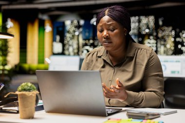 Afrika kökenli Amerikalı CEO, web kamerasıyla göz temasını sürdürmek için geceleri şirket ofisindeki online toplantıya katılıyor. Yönetici, işbirlikçi bir diyaloğa katılma ve iletişime odaklandı.