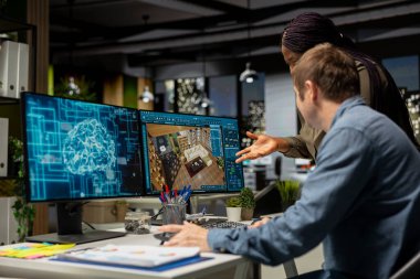 Çeşitli tasarımcılar yapay zeka sinirsel ağlarını kullanarak yeni bir apartmanın iç tasarımını, çalışma yerindeki bir kat planı için mimari yazılımı oluşturdular. Çift monitörler.