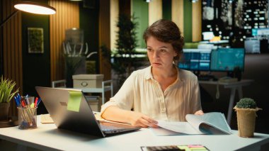 Yönetici asistanı takvimle bir sunum ayarlıyor ve toplantılar planlıyor. Geceleri şirket için görevleri çözüyor. Yönetici görüşünün hedeflere odaklandığını gösteriyor. Kamera A.