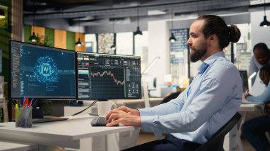 Risk analisti, hisse senedi piyasasının uçuculuğunu değerlendirmek için yapay zeka kullanıyor. Portföy yöneticisi mal varlıklarını değerlendirmek, sermaye tahsis etmek ve yatırım raporları oluşturmak için Al Chatbot kullanıyor