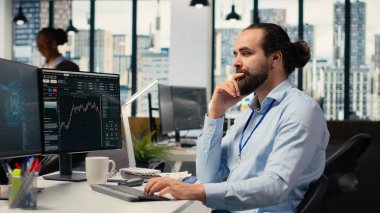 Portföy yöneticisi, ekonomik göstergelere dayanarak sermaye tahsisini değerlendirmek için yapay zekayı kullanıyor. Araştırma sürüşü büyümesi için makine öğrenimi kullanan bir dekor firması uzmanı