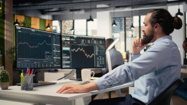 Ofisteki borsa simsarı, yüksek getirili portföy operasyonlarıyla turnayı gözünden vurduktan sonra sevinçten havalara uçtu. Şirket çalışanı yatırım kilometre taşlarına ulaştıktan sonra gurur duyuyor