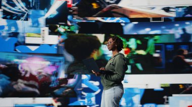 Bilgisayardaki kliplerle eğlenen, teknolojiyle insanları birbirine bağlayan biri. Videolara bakmak için internet hizmetlerini kullanan bir kadın dijital çağ yaşam tarzını seviyor, kamera A