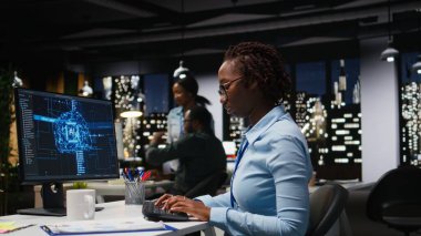 Afrika kökenli Amerikalı uzman, veri tahmini için nöral ağ sistemlerini ele almakta, çok uluslu şirket verimliliği ve yeniliğini artırmak için yapay zeka otomasyon araçlarıyla dijitalleştirmeyi birleştirmektedir..