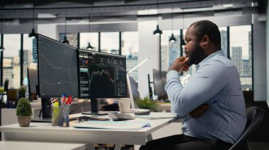 Borsa bürosundaki borsa simsarları borsa eğilimlerini ve fiyat çizelgelerini analiz ediyor, alım-satım kararları veriyor. Finans uzmanı müşteri siparişlerini PC üzerinden ticaret yazılımı kullanarak yerleştirir