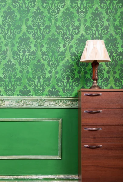 Lampe sur meubles en intérieur vintage vert — Photo