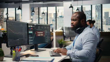 Prop firması simsarı, yazılım arayüzünde yapılan şüpheli giriş uyarısıyla panikledi. Komisyon çalışanı güvenlik uyarısı görüyor yetkisiz giriş aktivitesi uyarısı