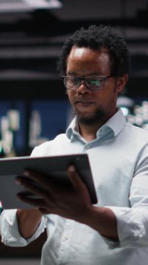 Ofisteki dikey video programcısı tablet kullanarak, kod yazarak uygulama geliştiriyor. Silikon Vadisi başlangıç çalışanı yazılım arızalarını gidermek için aygıt kullanıyor, sistem çökmelerini çözüyor, kamera B