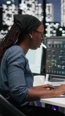 Dikey Video Teknoloji Ajansı stajyeri gece geç saatlerde ofiste yazılım performansını optimize etmek için müdürden yardım istiyor. Hata ayıklamak ve kodu analiz etmek için takım liderinin yardımına ihtiyacı olan bir kadın.