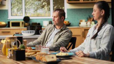 Baba kahvaltıda kızı için endişeli ve endişeli hissediyor. Endişeli ve huzurlu bir ana ihtiyacı var. Endişeli, bitkin baba, genç kız ve eşi görmezden geliyor. Kamera B.