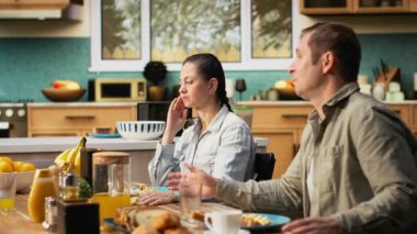 Yorgun anne kendini kopuk hissediyor ve küçük kızını ihmal ediyor. Biraz huzur ve sessizlik istiyor. Ergen bir kızla yaşadığı hayat tarzından dolayı kendinden geçmiş ve yorgun. Kamera B.