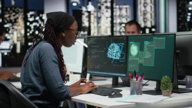 Ofisteki panikleyen kadın mühendis bilgisayar korsanlarının girmesini engellemek için meslektaşlarından yardım istiyor. Siber güvenlik uzmanları tarafından desteklenen bir stajyer dolandırıcı saldırıları için olay tepkisini koordine ediyor, kamera B