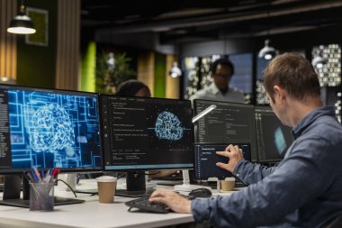Sistem yöneticisi PC 'deki yapay zekayı performansı ve tahminleri optimize etmek için kullanıyor. Teknoloji şirketi çalışanı eğitim makinesi otomatik güncellemeleri gerçekleştirmek için modeller öğreniyor