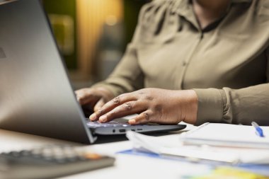 Şirket hedeflerine ulaşma stratejisi için piyasa verilerini belgeleyen ve dizüstü bilgisayardaki hesap tablolarını düzeltme amaçlı kullanan iş danışmanlarının kapatılması. Çok uluslu bir şirkette gece geç saatlere kadar çalışıyorum..