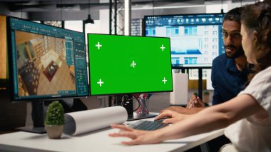 Emlak müteahhitleri ekibi kopya alanı ile yenileme planları üzerinde çalışıyor, mimari planlar, ofis tasarımları ve geliştirme başarısı için konut yatırımları analiz ediyor.