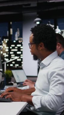 Ofisteki dikey video mühendisi kod yazarken kritik hata uyarısı alıyor. Silikon Vadisi 'ndeki Afrikalı Amerikalı işçiler yazılım arızalarını gidermek ve sistemi çözmek için bilgisayar kullanıyor.