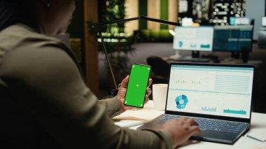 Siyah ofis çalışanlarının mesai saatleri dışında işlerini bitirdikleri, gece geç saatlere kadar çalıştıkları yerde dikey olarak izole edilmiş bir model. Belgeleri araştırın ve şirket hedefleriyle aynı hizaya getirin. Kamera A.