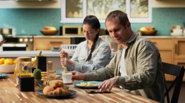 Afroamerikan babası kahvaltısını bölerek bir telefona cevap veriyor, ailesini ihmal ediyor ve evde meşgul. Çalışan baba, masadaki küçük kızını görmezden geliyor. Kamera B.