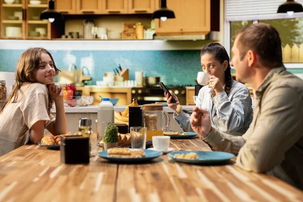 Annemin kahvaltıda akıllı telefonu ve sosyal medya bağımlılığı yüzünden dikkati dağılıyor. Ergen kız ve kocasıyla arasına mesafe koyuyor. Cep telefonu takıntısı ve bağımlılığı olan bir kadın..