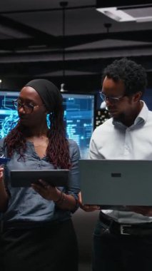 Ofisteki dikey video mühendisliği ekibi insan beyni düşünce süreçlerini simüle eden makine öğrenme algoritmaları geliştiriyor. Takım çalışanı meslektaşlar yapay zeka araçları yerleştirir, yazılım kalitesi güvencesi sağlarlar