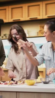 Dikey Veliler ve Kızları mutfakta şarkı söyleyip dans ederken, ev yapımı pizza pişirirken ve hafta sonu etkinliği için aptalca davranırken eğleniyorlar. Evde neşeli bir aile. Kamera A.