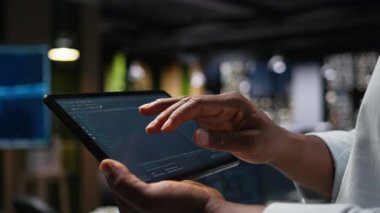 Ofiste tablet kullanarak bilişim uzmanını kapat, programlama dilleriyle çalış. Donanım sistemleri kalite güvencesi için şirket işyerindeki aygıtı kullanan programcı, kamera A