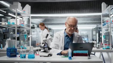 Yaşlı nanoteknoloji araştırmacısı dizüstü bilgisayar üzerinde çalışırken genomik çalışırken bunalmış hissediyor. Endişeli kıdemli laboratuvar çalışanı DNA iplikçikleri üzerinde çalışırken sonuçlarla mücadele ediyor, kamera A