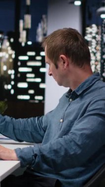 Dikey video teknisyeni gece geç saatlerde yüksek katlı ofiste yapay zeka algoritmaları geliştiriyor. Sistem yöneticisi ekranlarda sinirsel ağ beyin modellerini hata ayıklıyor, kamera B