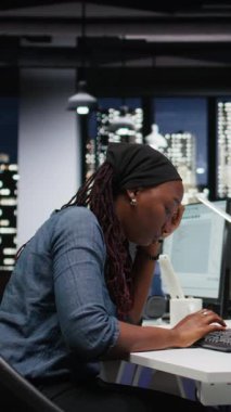 Uykucu bilgisayar uzmanı. Bilgisayar üzerinde daktilo yazma uzmanı. Gece geç saatlerde makine öğrenme modeli geliştiriyor. Yorgun sistem yöneticisi programlama dili betikleri yazar, fazla mesai yapar