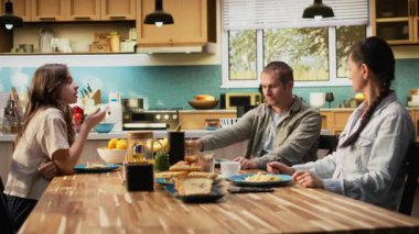 Stresli baba kendini kopuk ve dalgın hissediyor kızını görmezden geliyor, biraz huzur ve sessizliğe ihtiyacı var. Endişe içinde, tedirgin ve tedirgin bir adam. Kamera A.