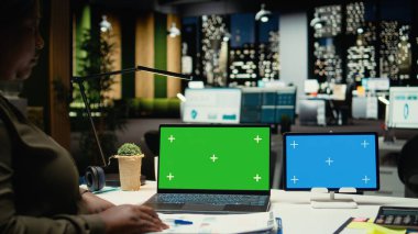 Gece geç saatlerde girişimci çözümleme görevlerinin yanında iki aygıt üzerinde yeşil ekran ve mavi ekran. Siyahi işçi proje gelişimini denetliyor, sağlam hedeflere ulaşıyor. Kamera A.