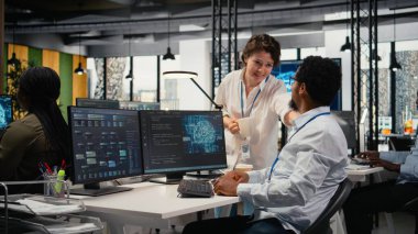 Yeni ofis çalışanları yapay zeka kullanarak eğlenceli sohbetler yapıyorlar. İşyerinde şaka yapan teknoloji ajansı çalışanları, makine öğrenme ve kamera A ile çalışıyorlar.