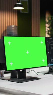 Yapay zeka kullanarak gece geç saatlerde ofisteki yazılımı optimize eden teknoloji ajansı tarafından kullanılan dikey video yeşil ekran modeli bilgisayar. Krom anahtar bilgisayarda derin öğrenme kullanarak iş başında olan bilişim uzmanı
