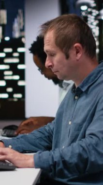 Ofisteki dikey video veri bilimcisi yapay zeka hatalarını önlemek için makine öğrenme algoritmalarını analiz ediyor. Teknoloji ajansı, yapay zeka tahminini geliştirmek için kod mantığını gözden geçiriyor.