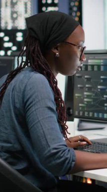 Bilgisayarda kod yazarken, çalışma alanında makine öğrenme modelleri geliştirirken bozuk klavye ile düşey video programcısı hayal kırıklığına uğradı. Bilgisayarda programlama dili betikleri yazan geliştirici