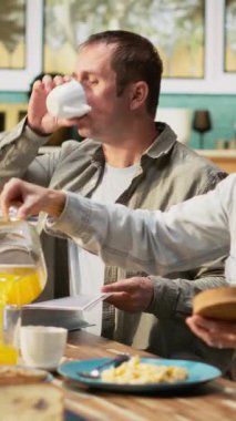 Dikey Videolu Çalışan Baba kahvaltıda iş raporları ve dokümanlar üzerinde çalışıyor, aile zamanlarında genç kız ve karısını görmezden geliyor. Babası evraklara odaklanmış, kızını ihmal etmiş.