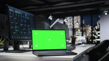 Uygulamaları geliştirmek için kullanılan boş Silikon Vadisi şirketinin ofisindeki izole ekran bilgisayarı. Uygulamaları hata ayıklamak ve sorunları çözmek için işyerindeki derin öğrenme teknolojisini kullanan taklit dizüstü bilgisayar